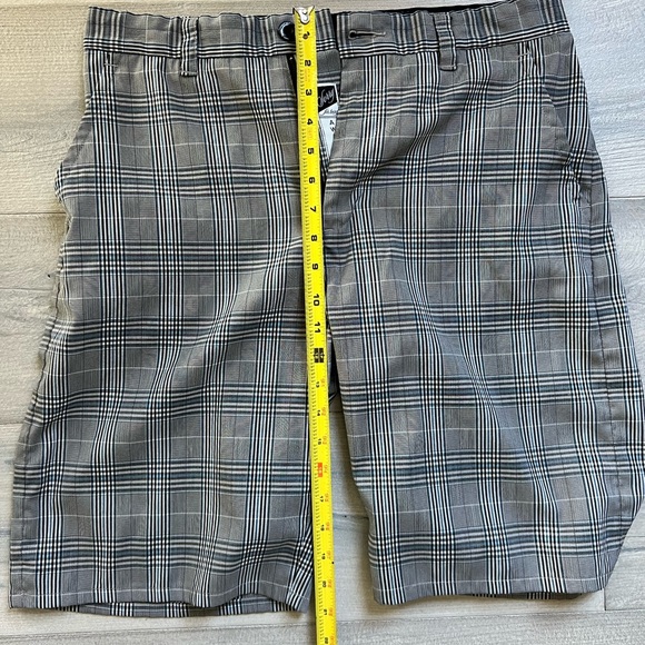 Men’s Travis Mathew shorts 32” grey plaid - Picture 5 of 10
